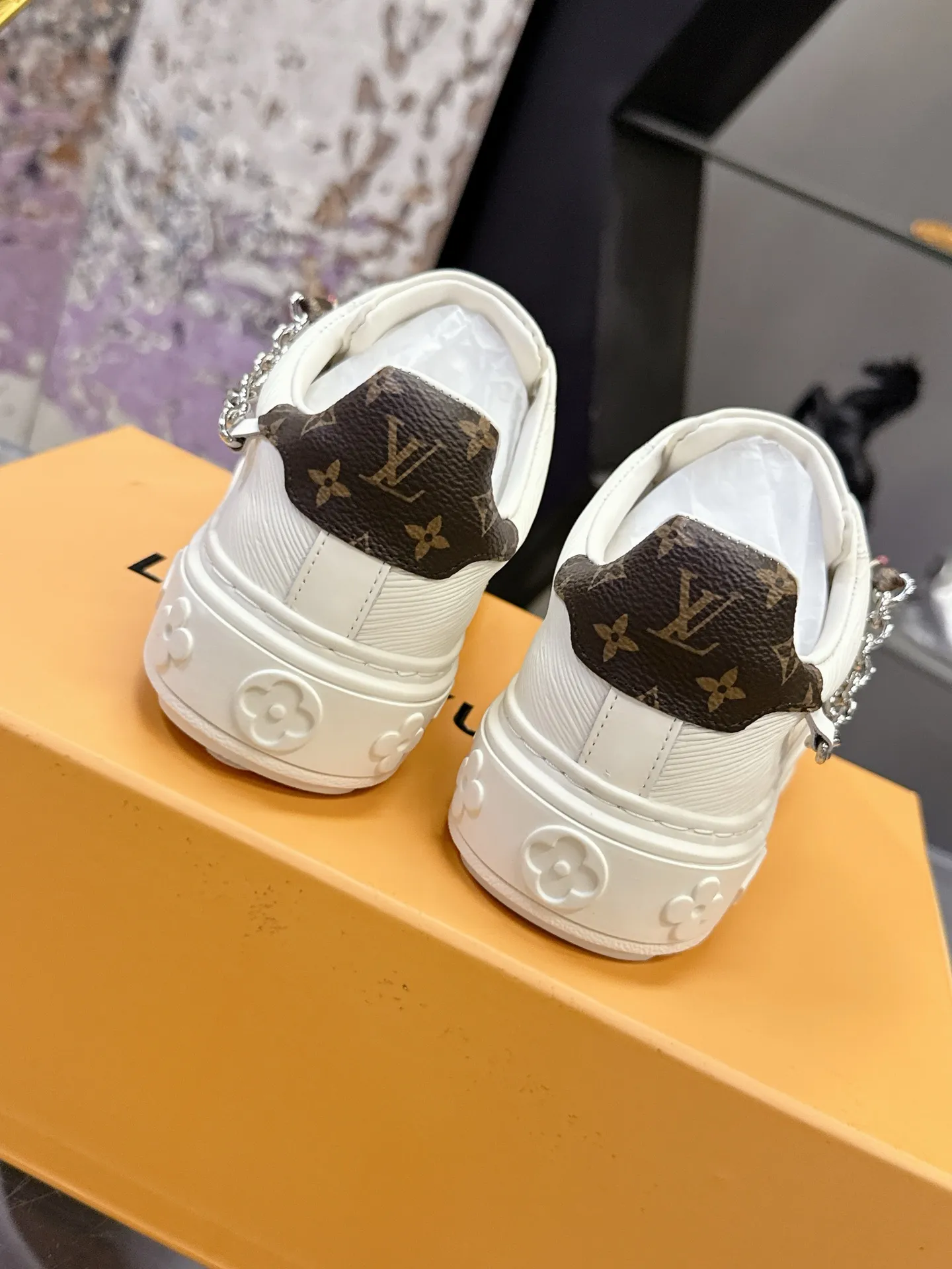 Factory price: 640💰 Louis Vuitton Louis Vuitton 25ss new style💗 Presbyopic chain sneakers, white shoes, many Internet celebrity fashion bloggers plant grass, simple shoe shape grid design, brand LOGO embossing, hardware buckle, presbyopic stitching, LV Circle rubber patch on the tongue with rich details 🌹 Original custom silk cowhide on the upper, water-dyed cowhide on the inside, one-piece molding process EVA feet 😄 Original open molded T men's shoes 💰U outsole LV white shoes series Size: 35-40